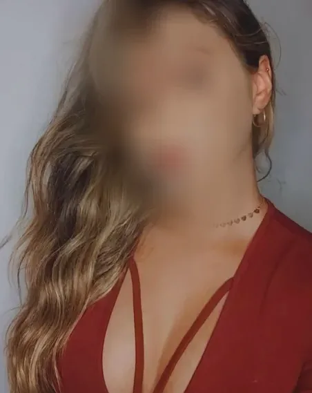 Manuela, 23
