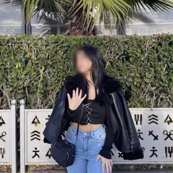 Zeynep, 19